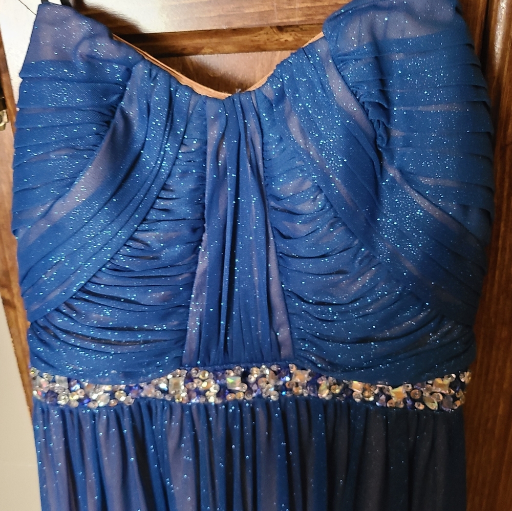 Banquet Dress - Picture 2 of 4